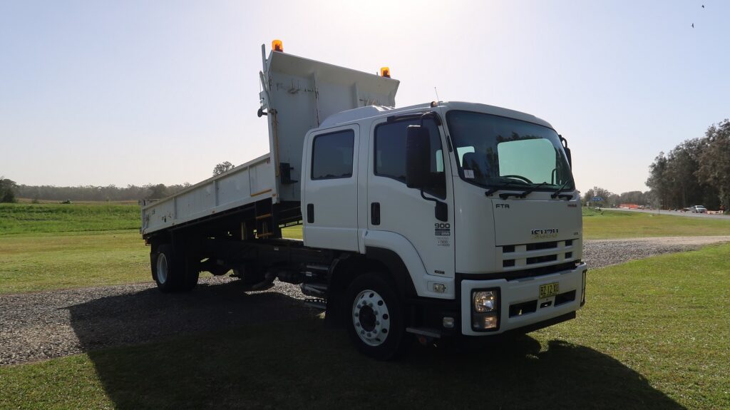 FTR900 Crew Cab AUTO - TIPPER TRUCK