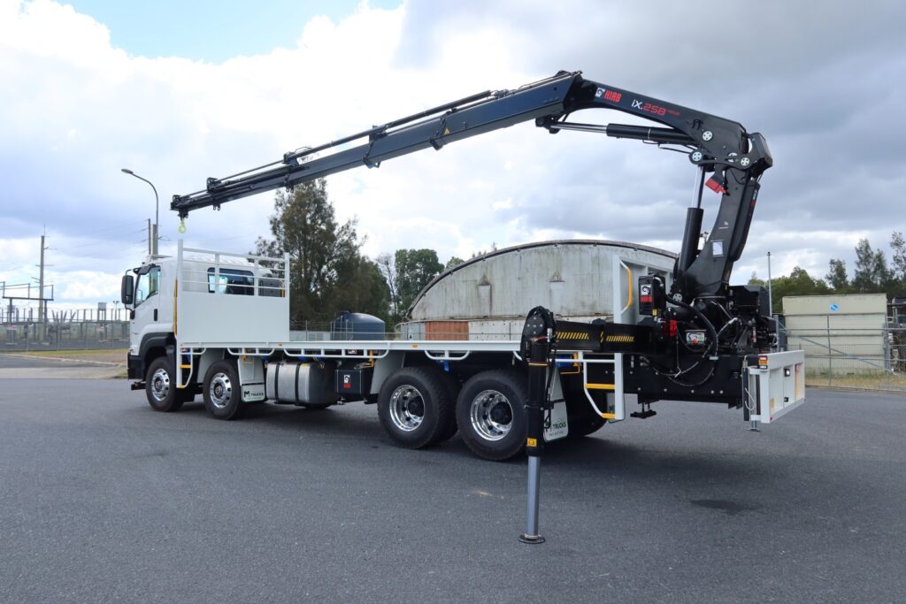 2025 Isuzu FYJ 300-350 AUTO LWB (8x4) - REAR MOUNTED - HIAB X-HIDUO 258EP5 R/C CRANE - 5 x CRANE EXTENSIONS image 3