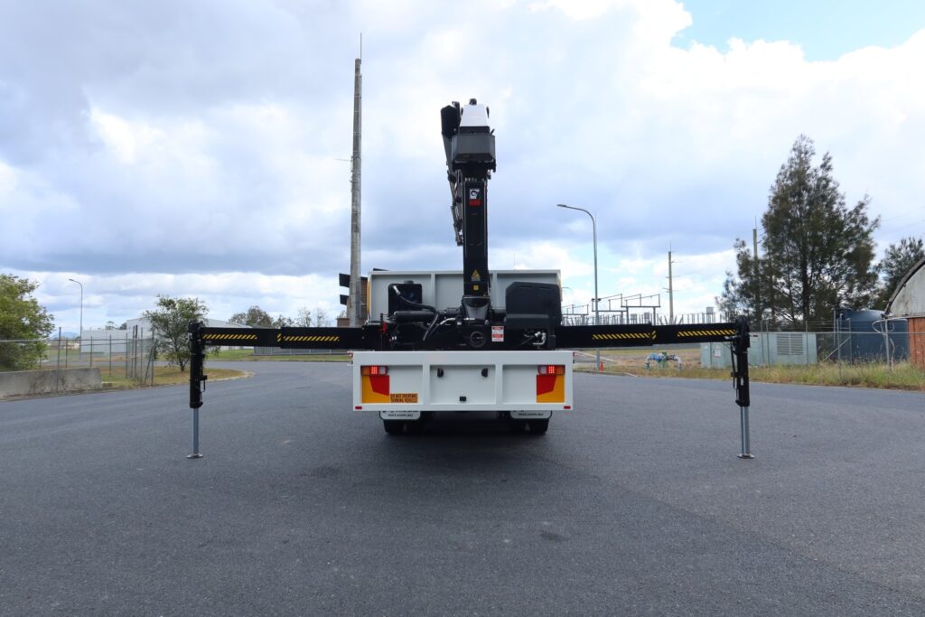 2025 Isuzu FYJ 300-350 AUTO LWB (8x4) - REAR MOUNTED - HIAB X-HIDUO 258EP5 R/C CRANE - 5 x CRANE EXTENSIONS image 5