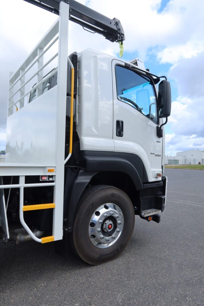 2025 Isuzu FYJ 300-350 AUTO LWB (8x4) - REAR MOUNTED - HIAB X-HIDUO 258EP5 R/C CRANE - 5 x CRANE EXTENSIONS image 9