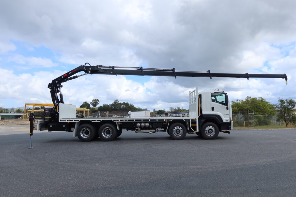 2025 Isuzu FYJ 300-350 AUTO LWB (8x4) - REAR MOUNTED - HIAB X-HIDUO 258EP5 R/C CRANE - 5 x CRANE EXTENSIONS image 4