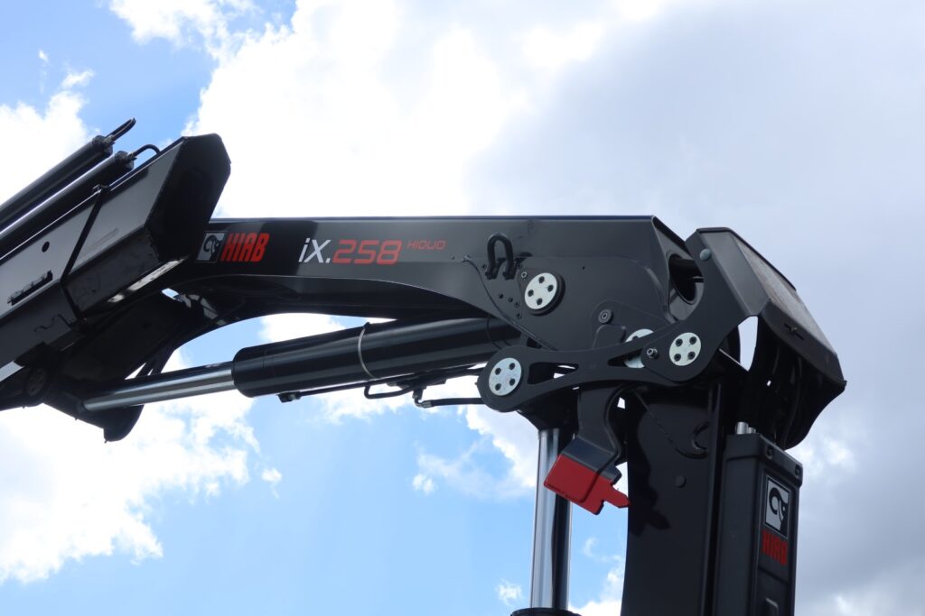 2025 Isuzu FYJ 300-350 AUTO LWB (8x4) - REAR MOUNTED - HIAB X-HIDUO 258EP5 R/C CRANE - 5 x CRANE EXTENSIONS image 15