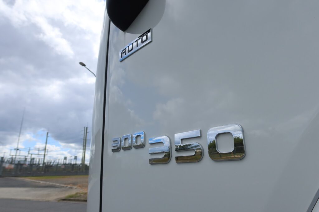 2025 Isuzu FYJ 300-350 AUTO LWB (8x4) - REAR MOUNTED - HIAB X-HIDUO 258EP5 R/C CRANE - 5 x CRANE EXTENSIONS image 18