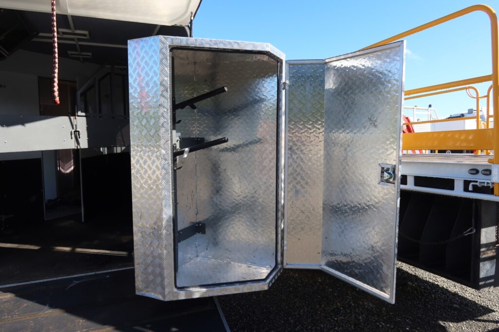 2018 Pinnacle 2 x axle 2H GN - GOOSENECK WITH SLIDE OUT SECTION - HORSE FLOAT image 17