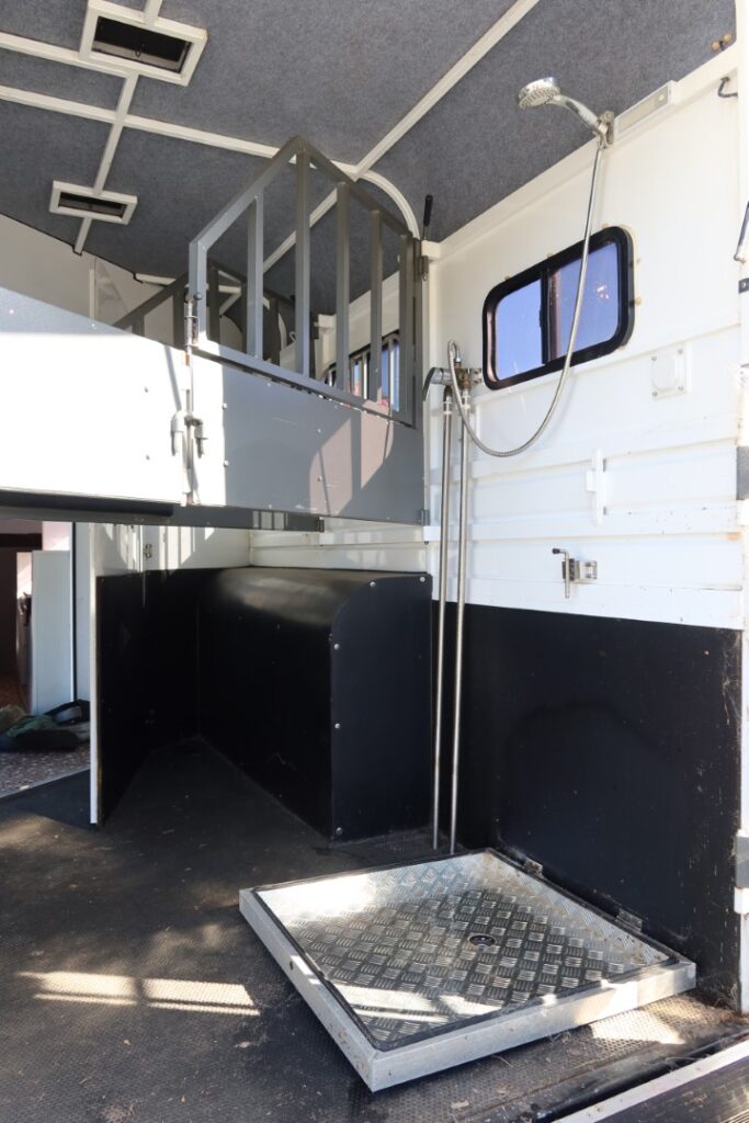 2018 Pinnacle 2 x axle 2H GN - GOOSENECK WITH SLIDE OUT SECTION - HORSE FLOAT image 18
