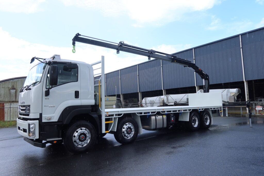 2024 Isuzu FYJ 300-350 AUTO 8x4 - CRANE TRUCK image 2