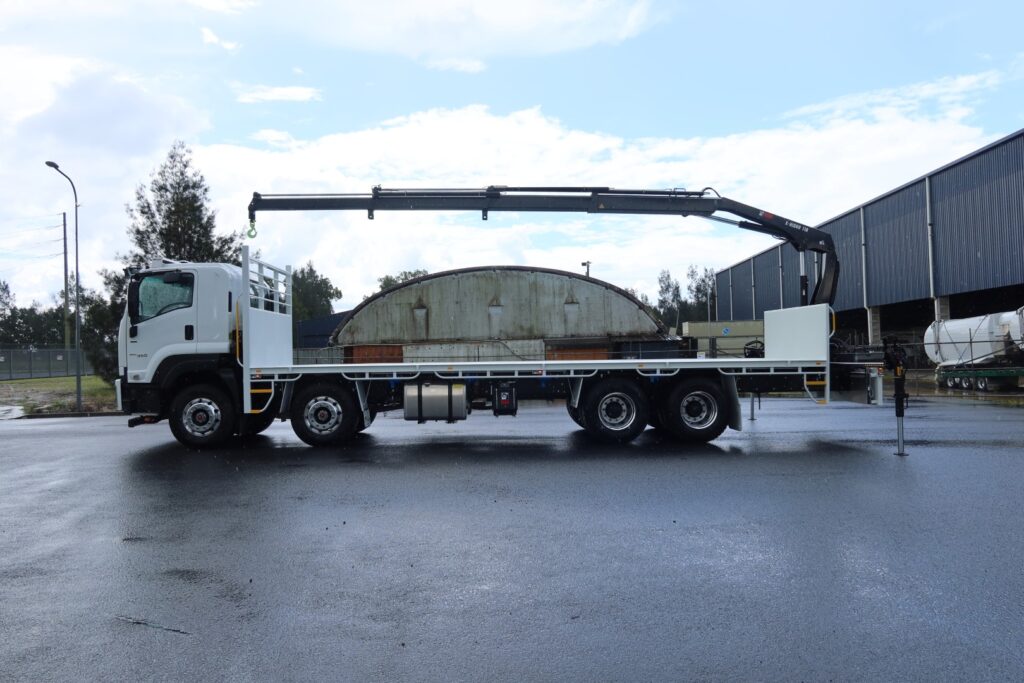 2024 Isuzu FYJ 300-350 AUTO 8x4 - CRANE TRUCK image 3