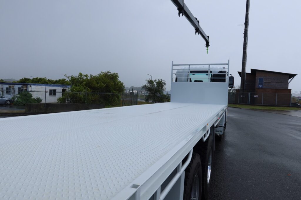 2024 Isuzu FYJ 300-350 AUTO 8x4 - CRANE TRUCK image 11