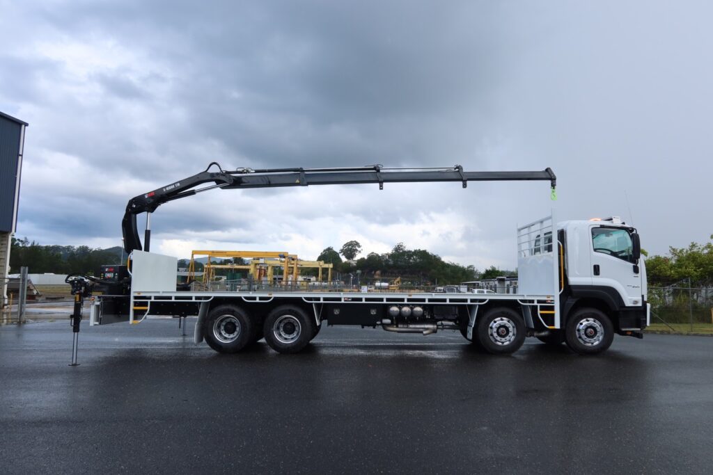 2024 Isuzu FYJ 300-350 AUTO 8x4 - CRANE TRUCK image 12