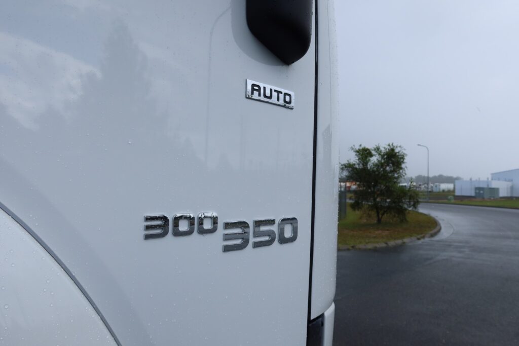 2024 Isuzu FYJ 300-350 AUTO 8x4 - CRANE TRUCK image 16