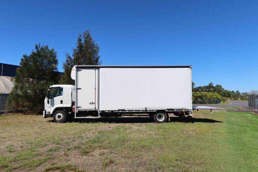 2021 Isuzu FSR 140-260 Auto - CURTAINSIDE TRUCK WITH TAILGATE LOADER image 4