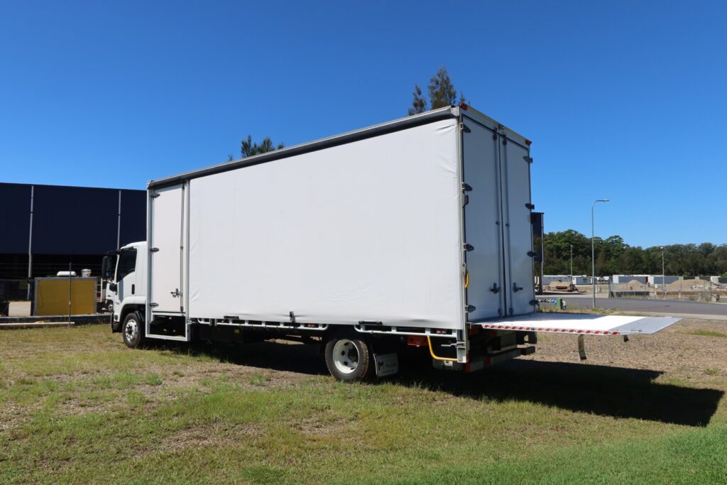 2021 Isuzu FSR 140-260 Auto - CURTAINSIDE TRUCK WITH TAILGATE LOADER image 5