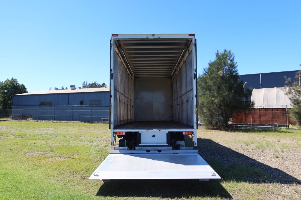 2021 Isuzu FSR 140-260 Auto - CURTAINSIDE TRUCK WITH TAILGATE LOADER image 6