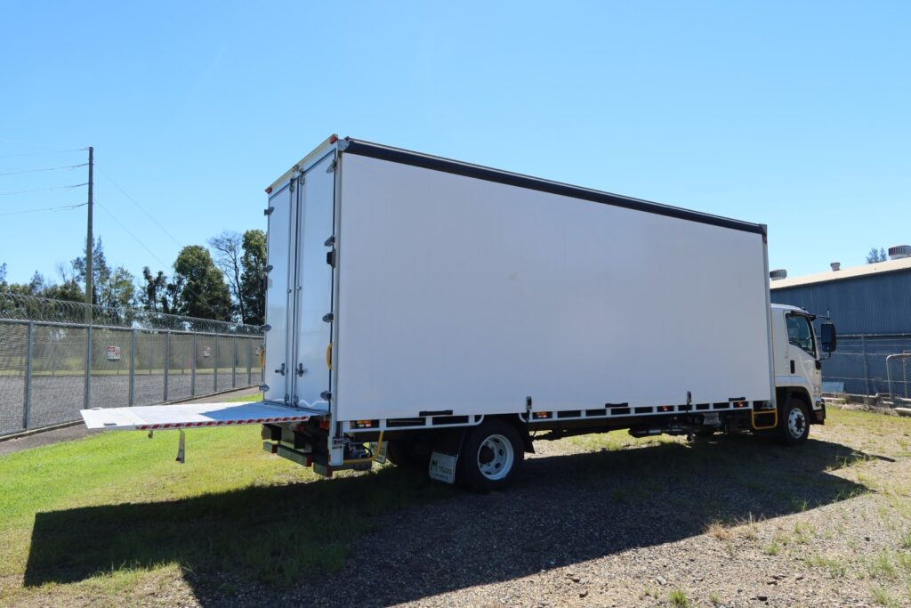 2021 Isuzu FSR 140-260 Auto - CURTAINSIDE TRUCK WITH TAILGATE LOADER image 2
