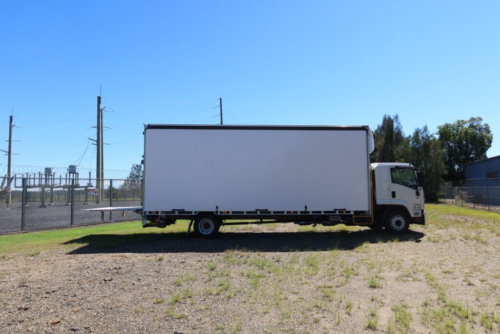 2021 Isuzu FSR 140-260 Auto - CURTAINSIDE TRUCK WITH TAILGATE LOADER image 7