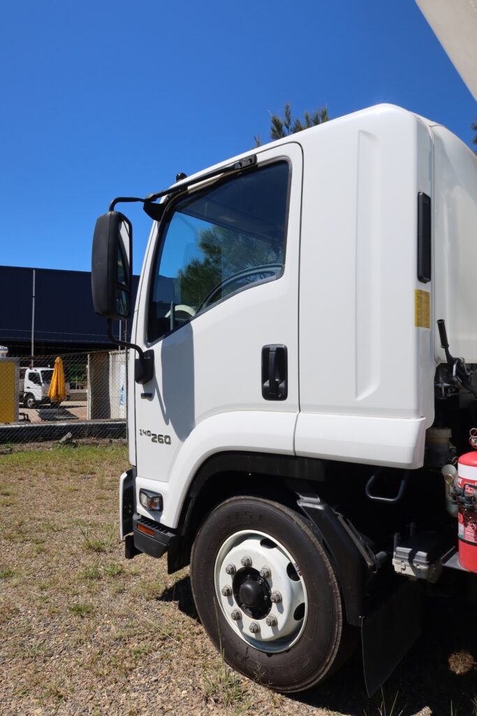 2021 Isuzu FSR 140-260 Auto - CURTAINSIDE TRUCK WITH TAILGATE LOADER image 9