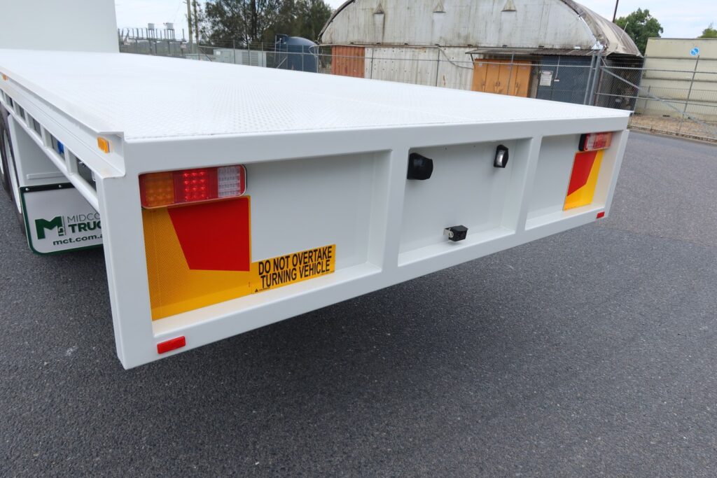 2025 Isuzu FYJ 300-350 AUTO (8x4) - TRAY TRUCK image 4