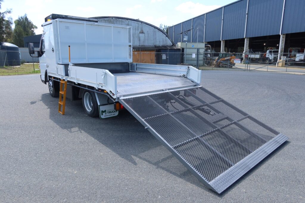 2015 Fuso Canter FE 515 AMT Auto SWB - BEAVERTAIL RAMP TRUCK image 7