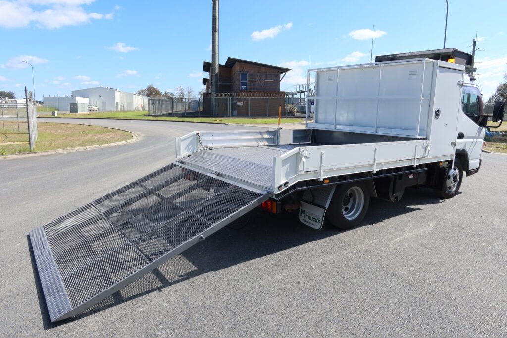 2015 Fuso Canter FE 515 AMT Auto SWB - BEAVERTAIL RAMP TRUCK image 9