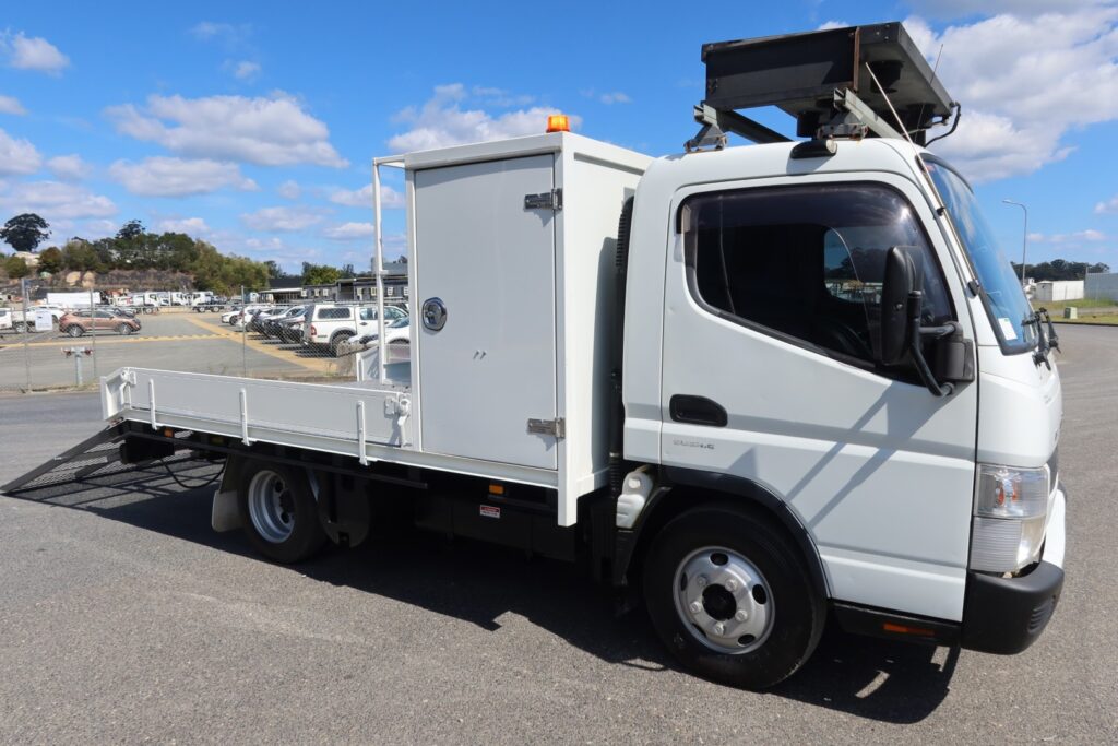 2015 Fuso Canter FE 515 AMT Auto SWB - BEAVERTAIL RAMP TRUCK image 10