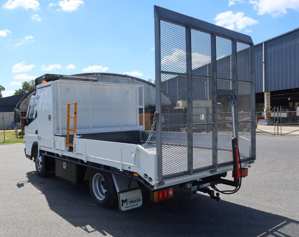 2015 Fuso Canter FE 515 AMT Auto SWB - BEAVERTAIL RAMP TRUCK image 12