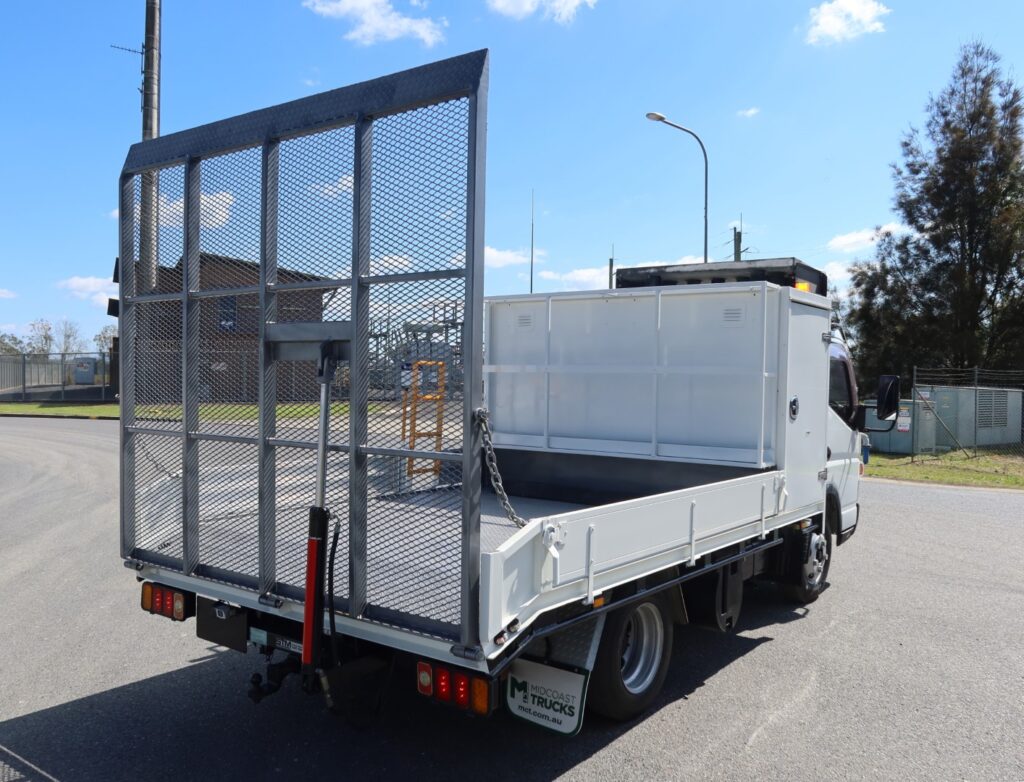 2015 Fuso Canter FE 515 AMT Auto SWB - BEAVERTAIL RAMP TRUCK image 13