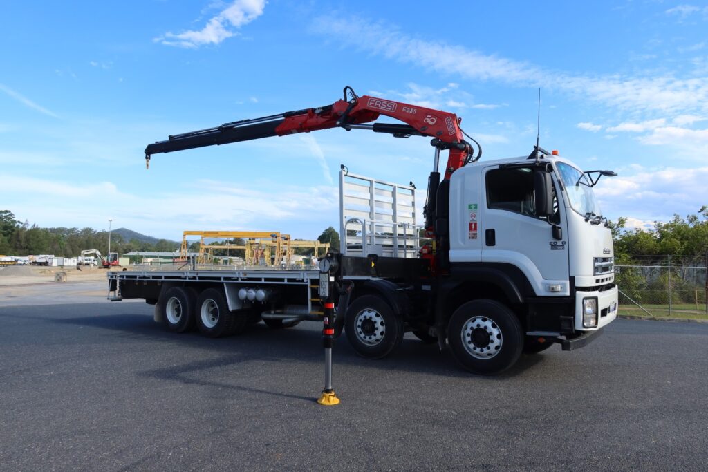 2015 Isuzu FYH 2000 Auto 8x4 - CRANE TRUCK image 5