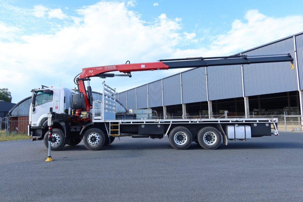 2015 Isuzu FYH 2000 Auto 8x4 - CRANE TRUCK image 2