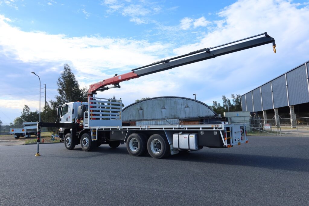 2015 Isuzu FYH 2000 Auto 8x4 - CRANE TRUCK image 3