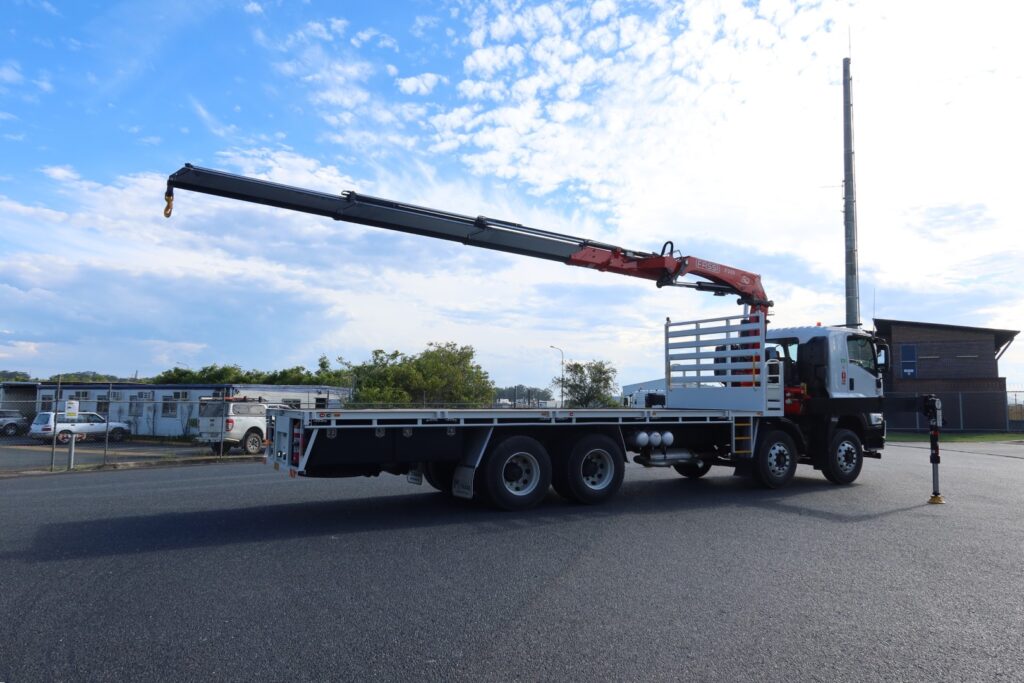 2015 Isuzu FYH 2000 Auto 8x4 - CRANE TRUCK image 4