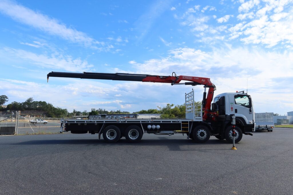 2015 Isuzu FYH 2000 Auto 8x4 - CRANE TRUCK image 7