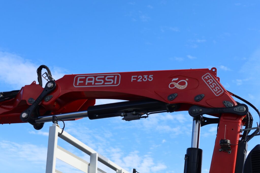 2015 Isuzu FYH 2000 Auto 8x4 - CRANE TRUCK image 8