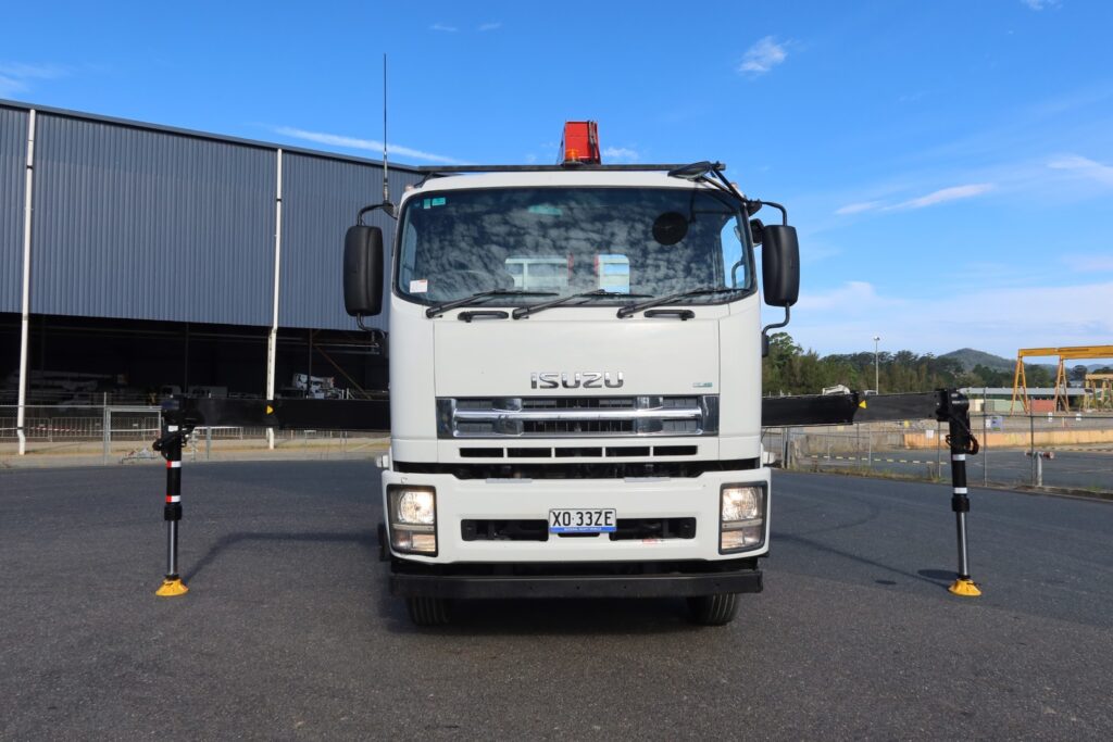 2015 Isuzu FYH 2000 Auto 8x4 - CRANE TRUCK image 9