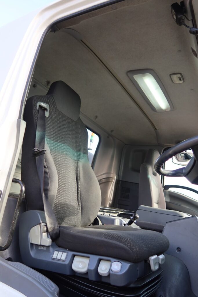 2015 Isuzu FYH 2000 Auto 8x4 - CRANE TRUCK image 10