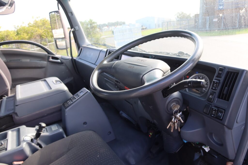 2015 Isuzu FYH 2000 Auto 8x4 - CRANE TRUCK image 12