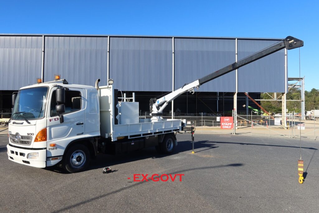 2015 Hino 500 Series - FD 1124 Pro-Shift - STIFF BOOM RUNNING ROPE CRANE TRUCK WITH SERVICE BODY