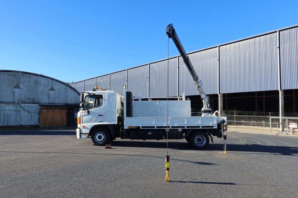 2015 Hino 500 Series - FD 1124 Pro-Shift - STIFF BOOM RUNNING ROPE CRANE TRUCK WITH SERVICE BODY image 2