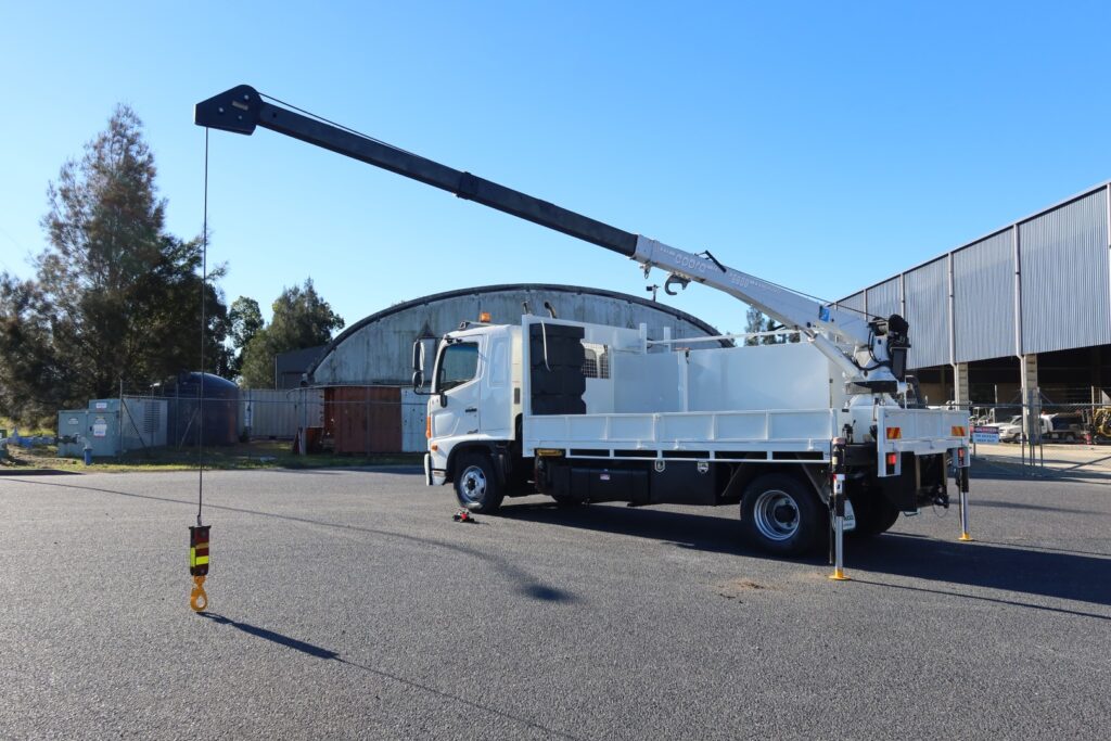 2015 Hino 500 Series - FD 1124 Pro-Shift - STIFF BOOM RUNNING ROPE CRANE TRUCK WITH SERVICE BODY image 3