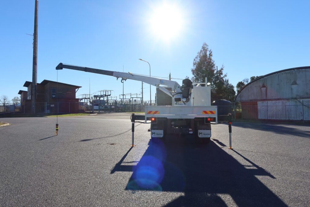 2015 Hino 500 Series - FD 1124 Pro-Shift - STIFF BOOM RUNNING ROPE CRANE TRUCK WITH SERVICE BODY image 5