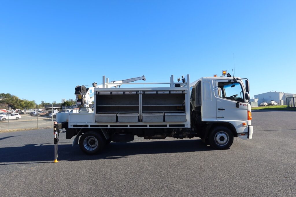 2015 Hino 500 Series - FD 1124 Pro-Shift - STIFF BOOM RUNNING ROPE CRANE TRUCK WITH SERVICE BODY image 7