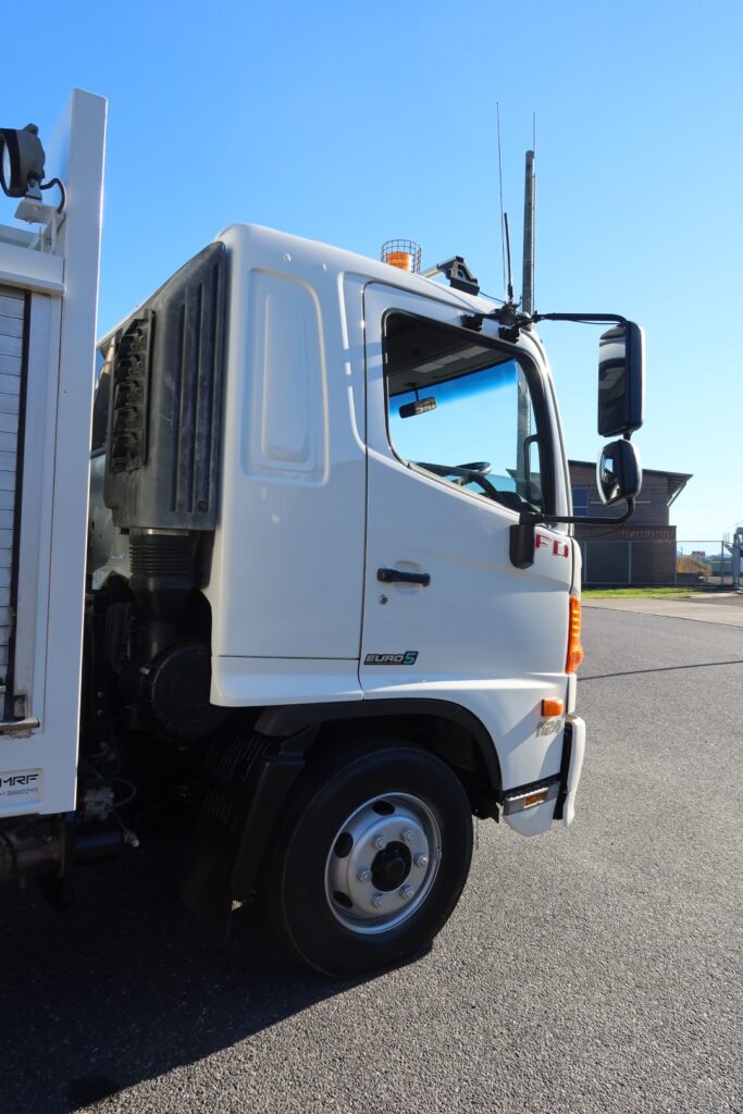 2015 Hino 500 Series - FD 1124 Pro-Shift - STIFF BOOM RUNNING ROPE CRANE TRUCK WITH SERVICE BODY image 9