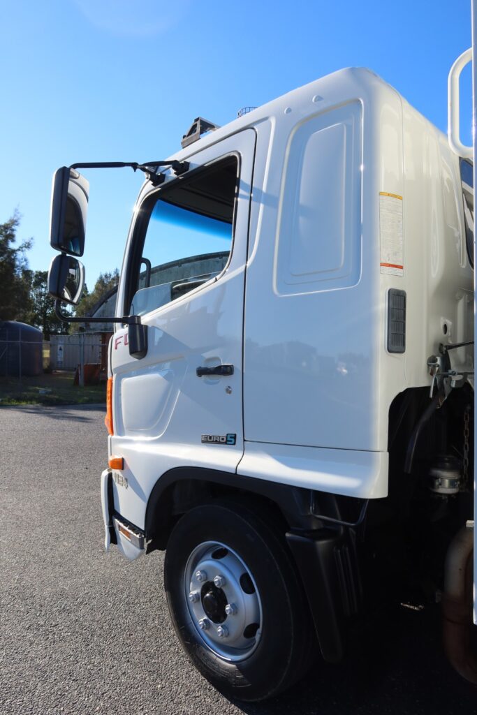 2015 Hino 500 Series - FD 1124 Pro-Shift - STIFF BOOM RUNNING ROPE CRANE TRUCK WITH SERVICE BODY image 10