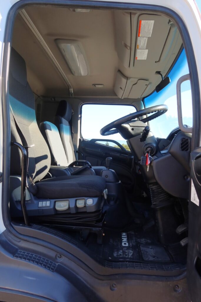 2015 Hino 500 Series - FD 1124 Pro-Shift - STIFF BOOM RUNNING ROPE CRANE TRUCK WITH SERVICE BODY image 17
