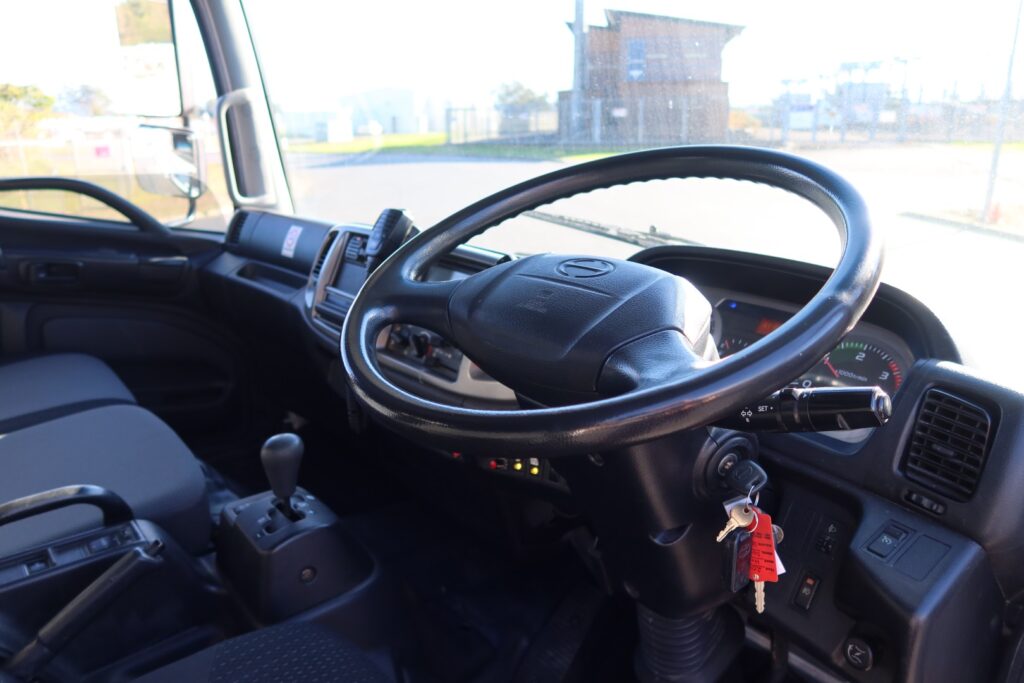 2015 Hino 500 Series - FD 1124 Pro-Shift - STIFF BOOM RUNNING ROPE CRANE TRUCK WITH SERVICE BODY image 19
