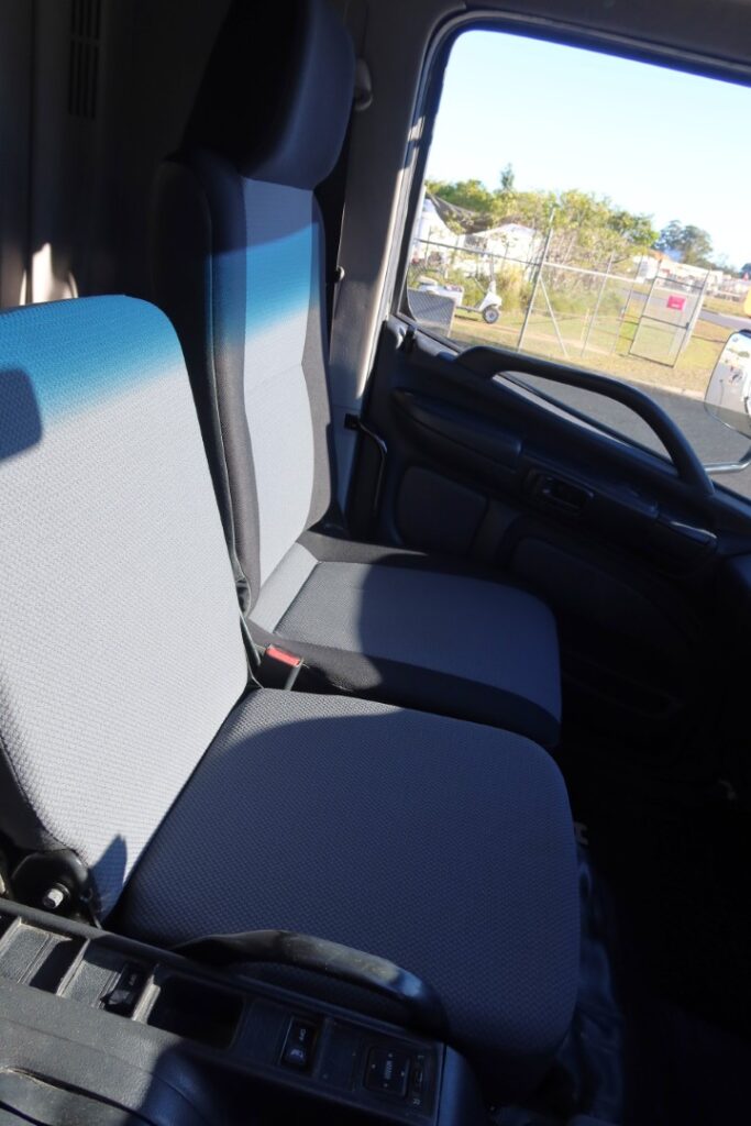 2015 Hino 500 Series - FD 1124 Pro-Shift - STIFF BOOM RUNNING ROPE CRANE TRUCK WITH SERVICE BODY image 24