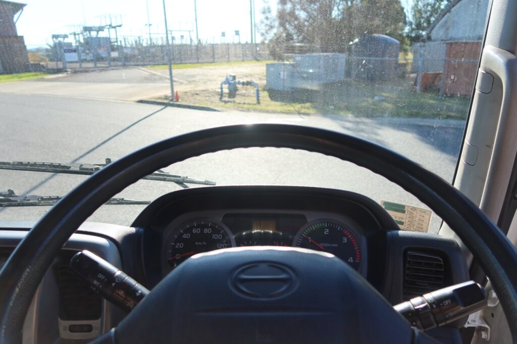 2015 Hino 500 Series - FD 1124 Pro-Shift - STIFF BOOM RUNNING ROPE CRANE TRUCK WITH SERVICE BODY image 25