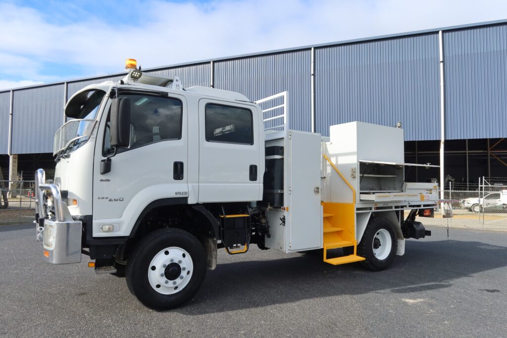 2016 Isuzu FTS 139-260 4x4 Crew Cab AUTO - SERVICE TRUCK image 2