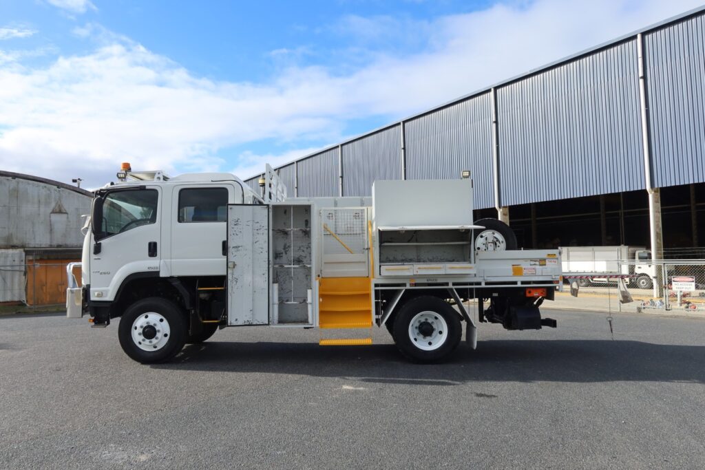 2016 Isuzu FTS 139-260 4x4 Crew Cab AUTO - SERVICE TRUCK image 3