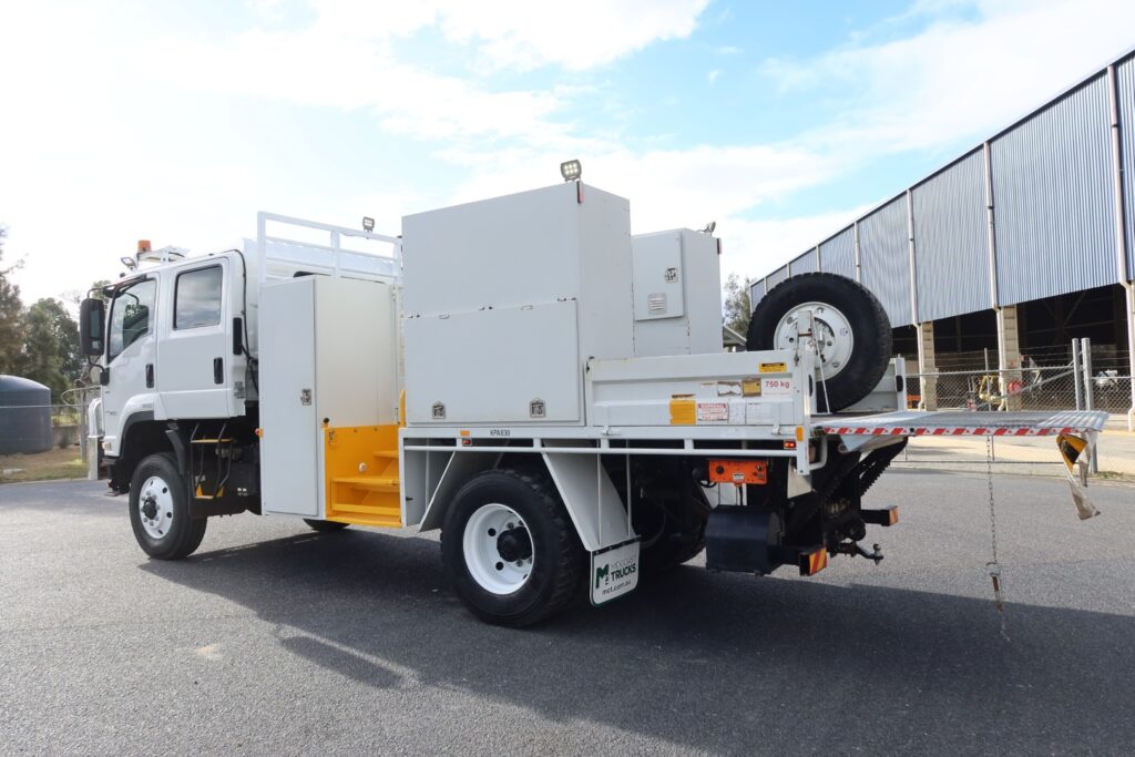 2016 Isuzu FTS 139-260 4x4 Crew Cab AUTO - SERVICE TRUCK image 4