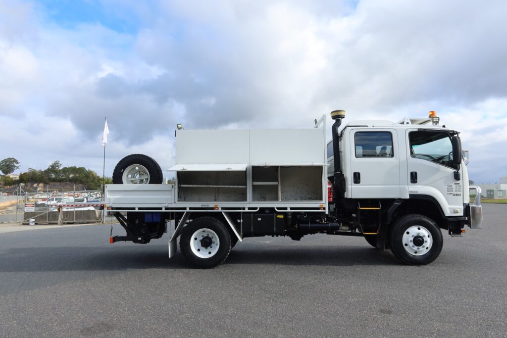 2016 Isuzu FTS 139-260 4x4 Crew Cab AUTO - SERVICE TRUCK image 7